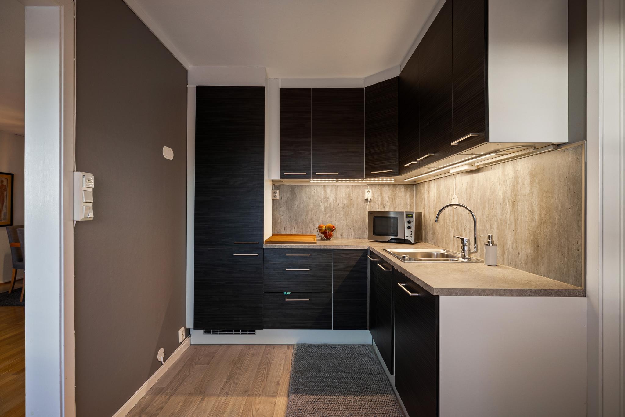 Kjøkkenet kommer fullt utstyrt med kjøkkenutstyr i skuff og skap.